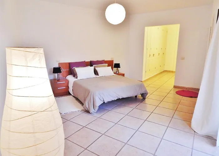 Lovely El Duque 公寓 *